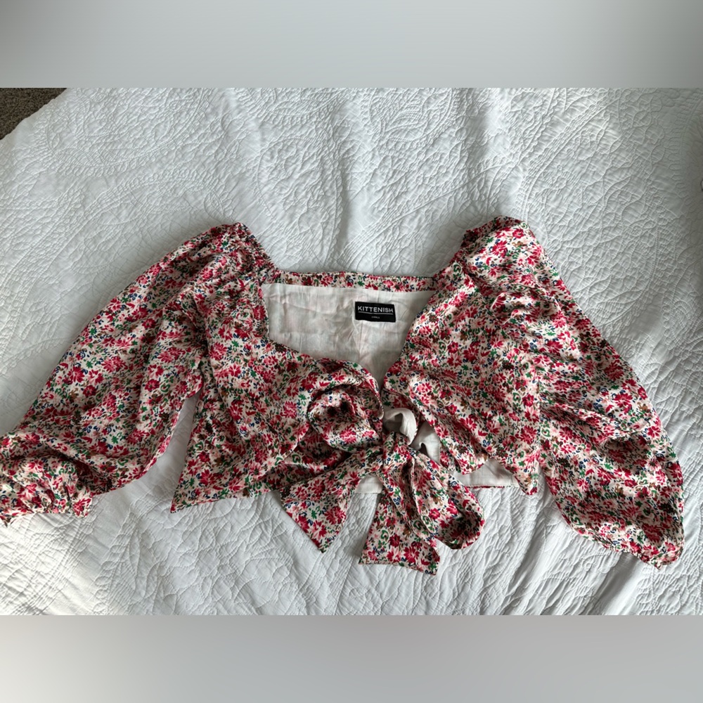 Kittenish Tie front floral crop top
